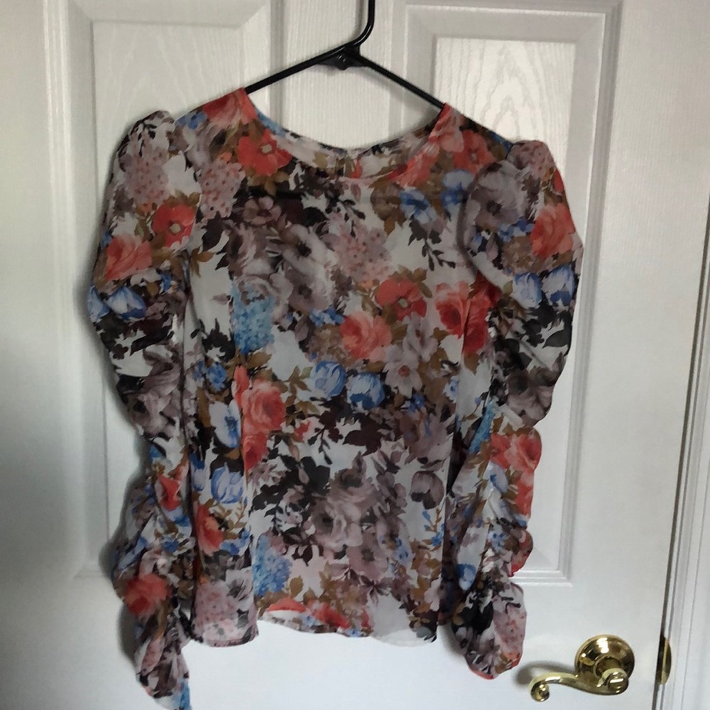 Cute floral top with puffed shoulders